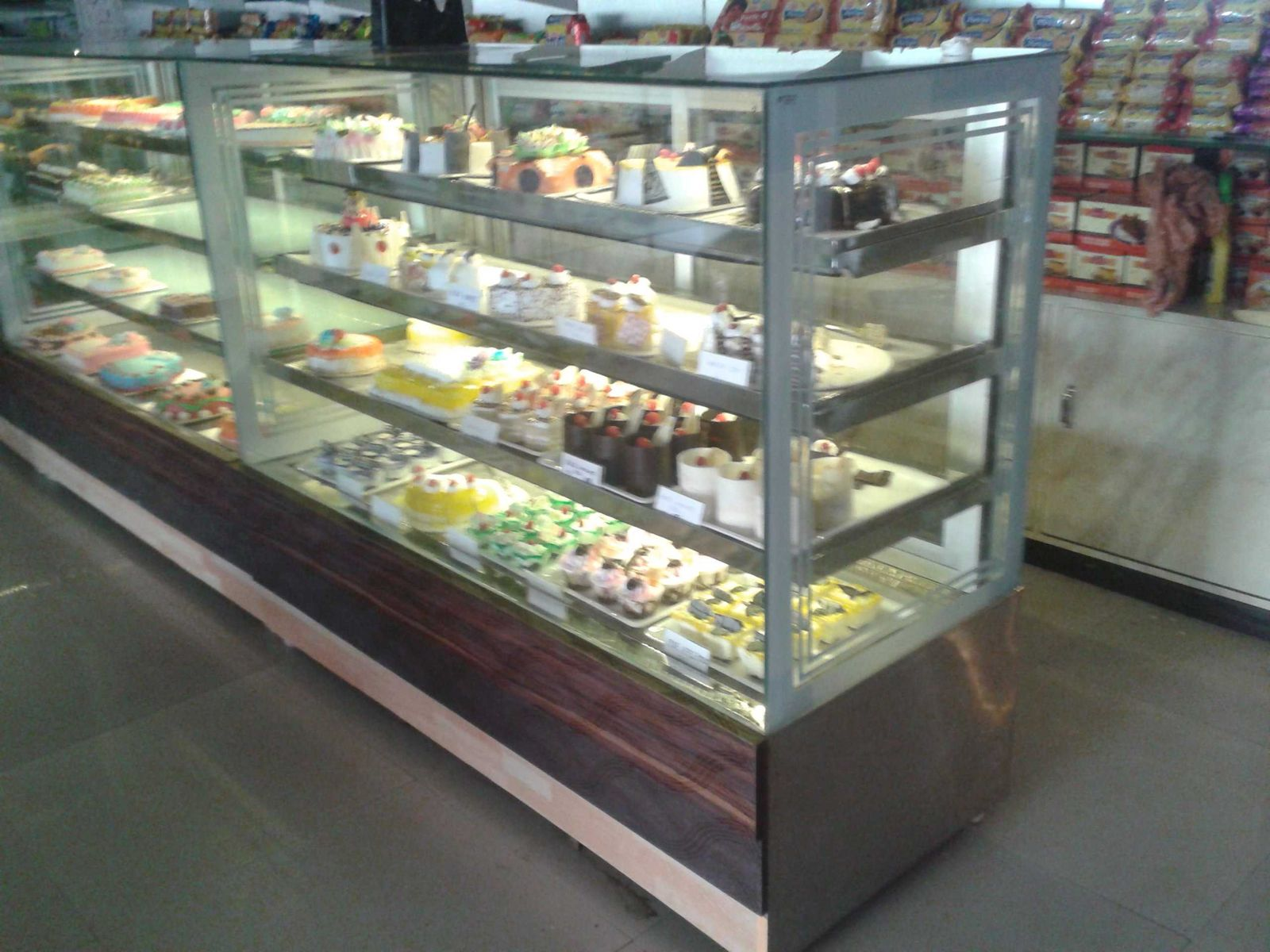 Bakery Display Counter — glass refrigerated cake and pastry display showcase